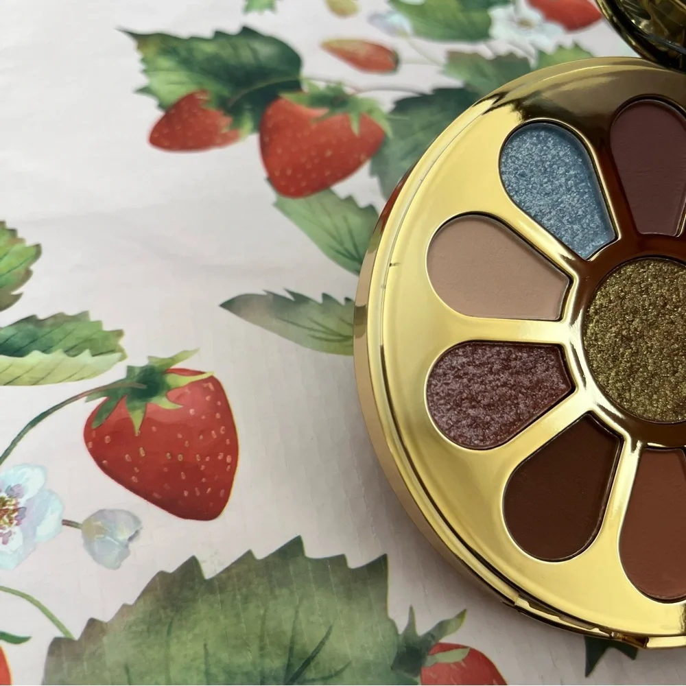 Pink Glitter Snow Globe Circle Eyeshadow Palette with 11 Colors - NIB